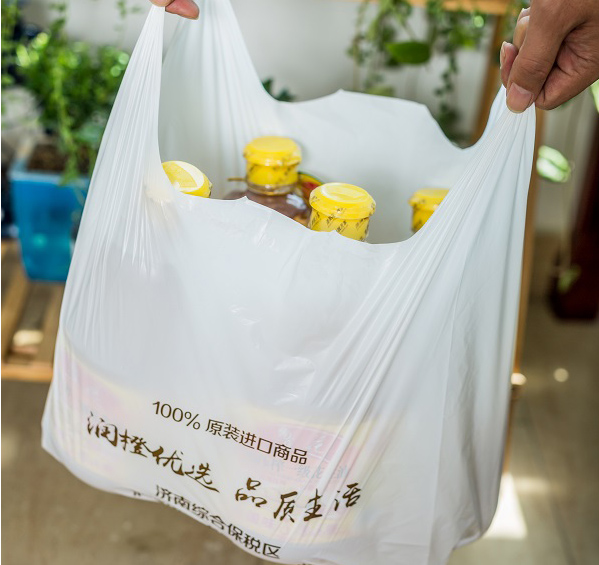 Environmentally friendly shopping bags will not produce harmful substances during processing